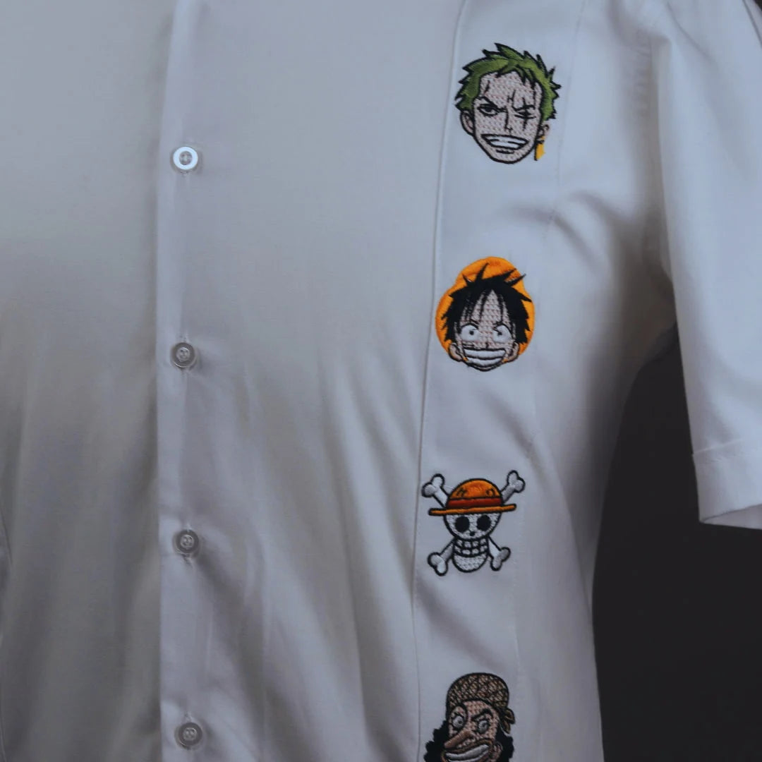 Camisa guayabera blanca de lino y algodón con diseño de temática de los piratas, ideal para fans de la cultura pop y el anime de aventuras.