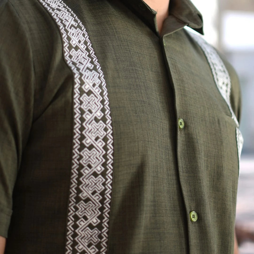 Camisa Guayabera Bordada Verde Olivo Manga Larga